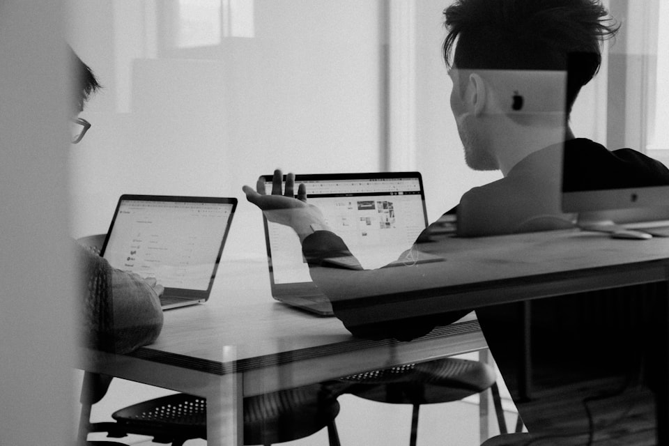 Photo illustrative — collaboration et comparateurs